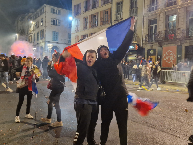 Les supporters des Bleus célèbrent la place en finale.