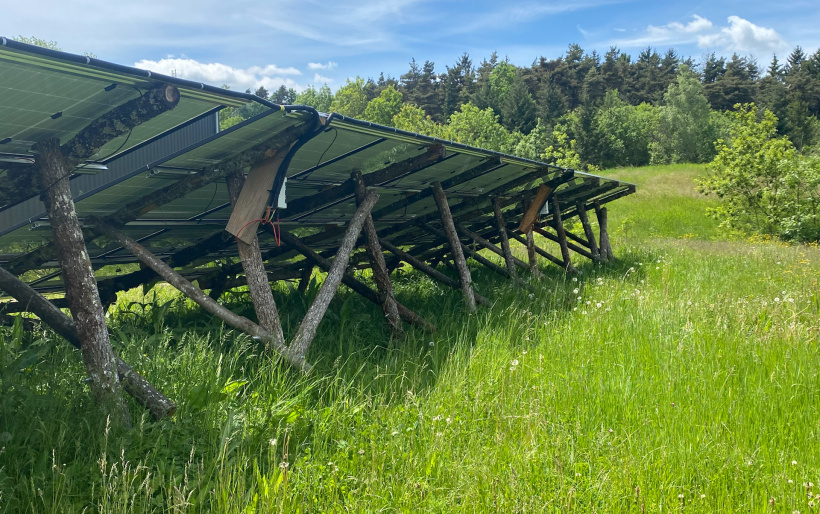 L'installation des panneaux se fait sur du bois brut et hors sol