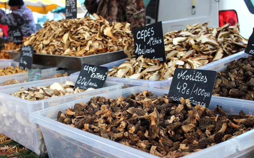 Des champignons sur des étals à Saint-Bonnet-le-Froid.