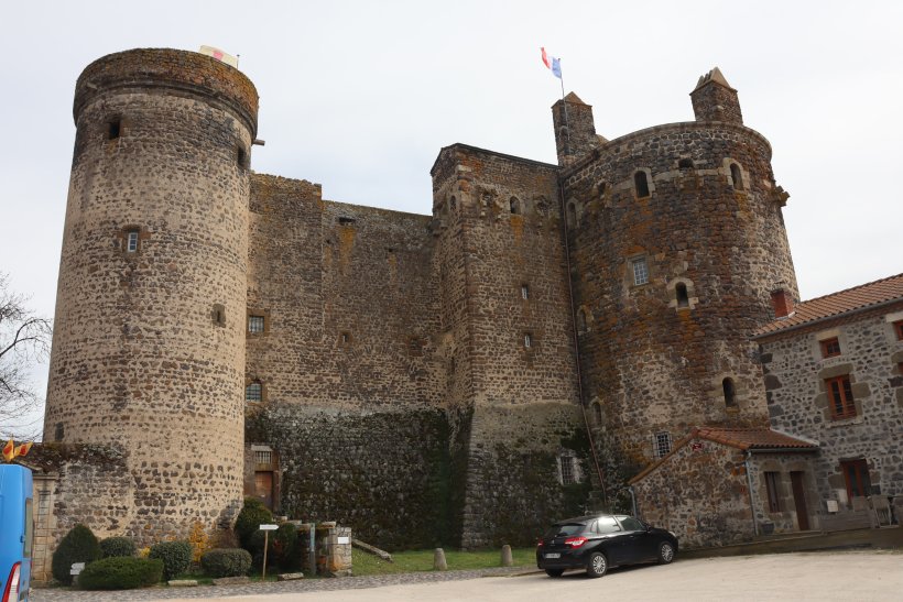 La Forteresse de Saint-Vidal est devenue un hôtel 5 étoiles. 