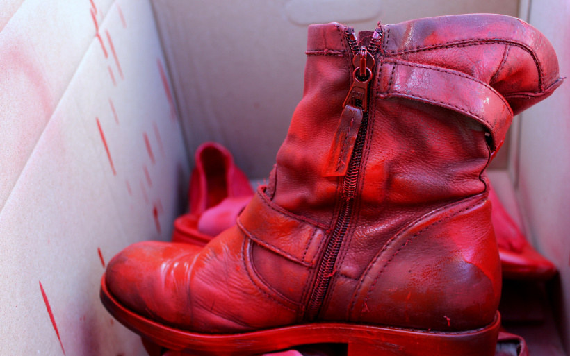 Des chaussures rouges pour rappeler les drames des violences conjugales.