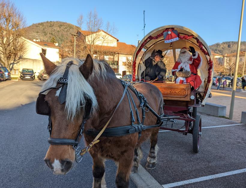 Des balades en calèche sont proposées à Brives-Charensac. 