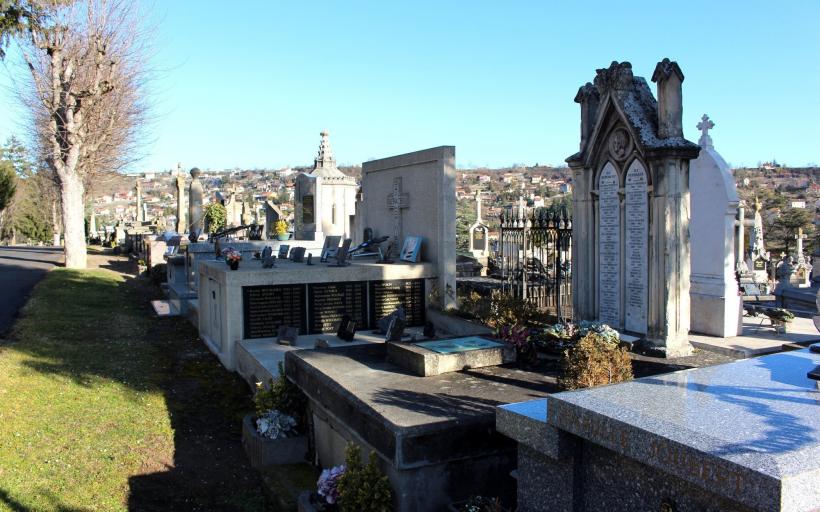 Le cimetière ponot comporte 3 175 sépultures. 