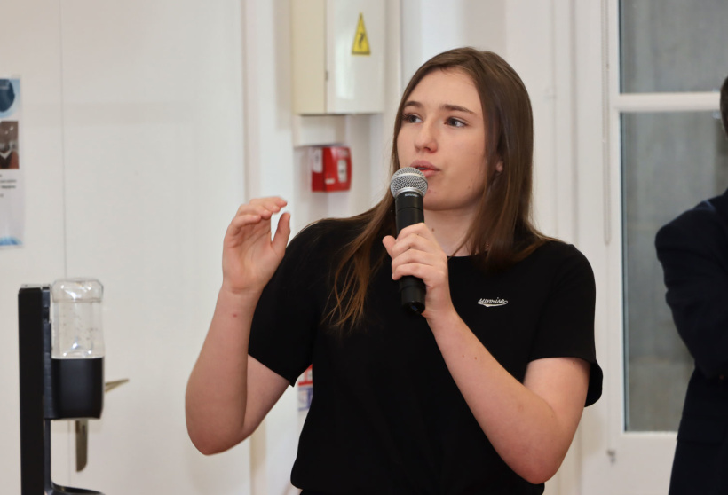 Clara Monnier, en train de présenter son application Alpines Adventures.