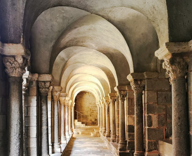 Plongez dans l'histoire du cloître de la cathédrale