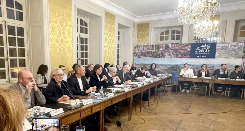 Les 33 conseillers autour de la table du conseil