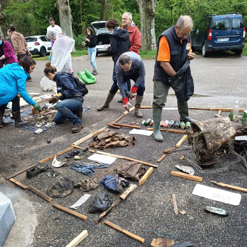 Collecte de déchets à Pont de Lignon le 16 mai avec le projet Azur.