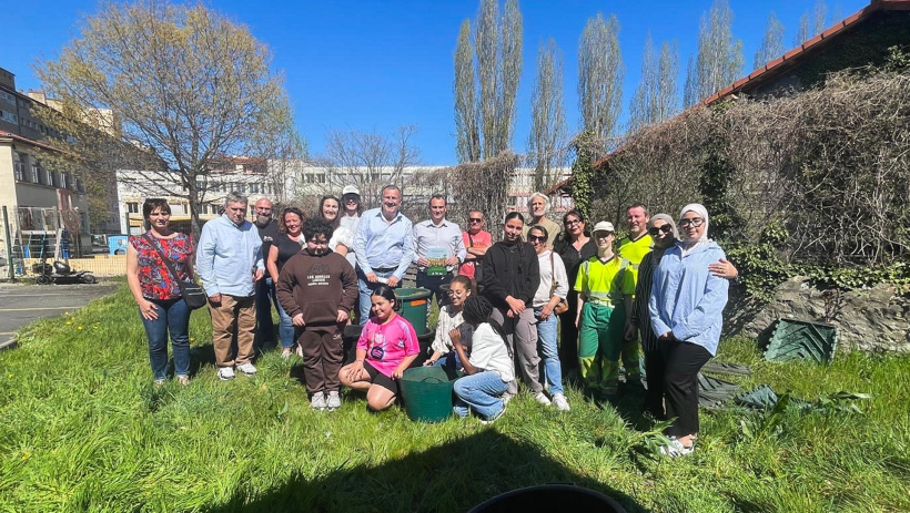 Elus et habitants réunis pour l'installation de compost