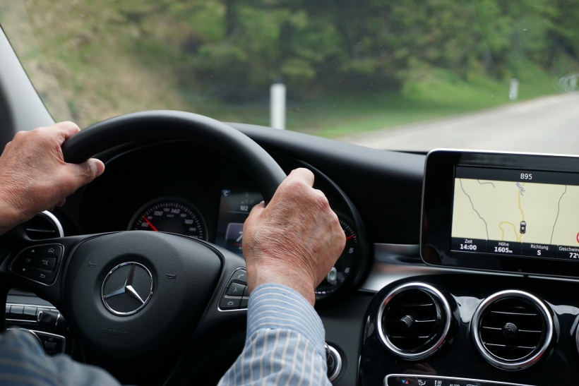 Les conducteurs de plus de 65 ans devront-ils apposer un S sur leur voiture pour signifier leur âge ?