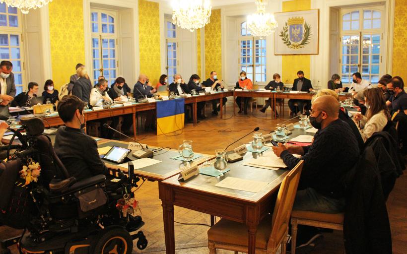 Dans la grande salle de la mairie du Puy-en-Velay.