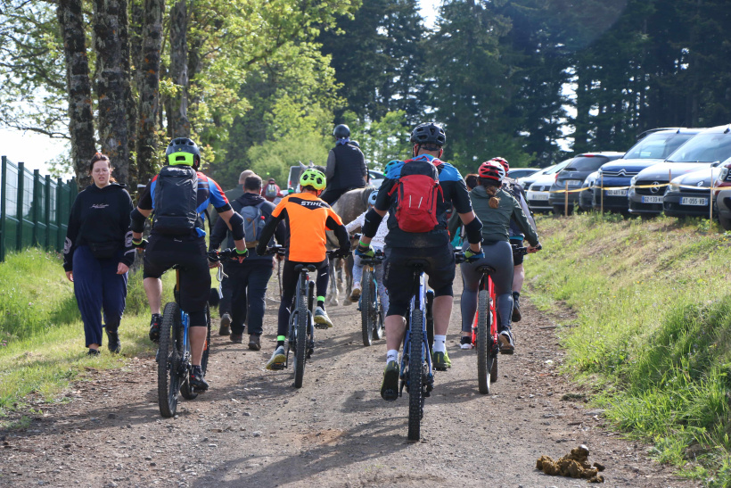 Coureurs, cycliste, cavaliers et cheins partagent le chemin