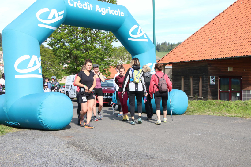 Les coureuses entament la course à petite foulée