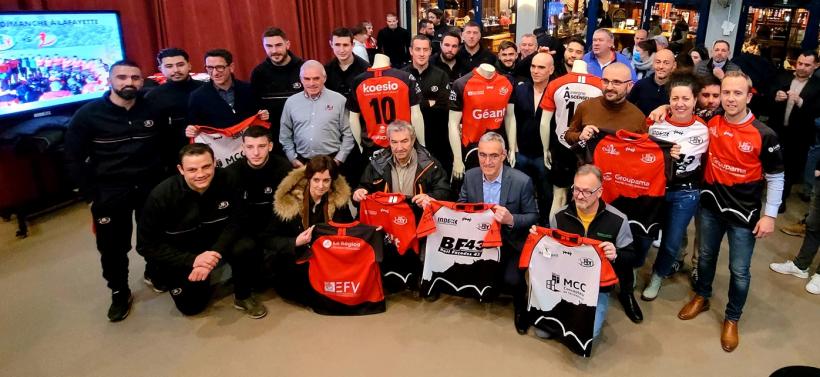 Ce jeudi soir, les rugbymen ponots ont reçu leurs nouveaux maillots.