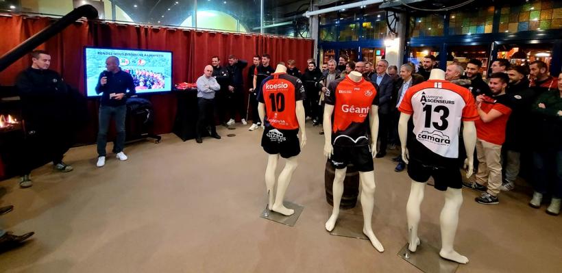 Ce jeudi soir, les rugbymen ponots ont reçu leurs nouveaux maillots.