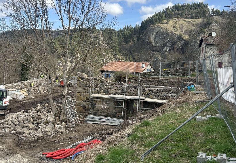 Une belle rénovation dans un coin magnifique de la Haute-Loire. 