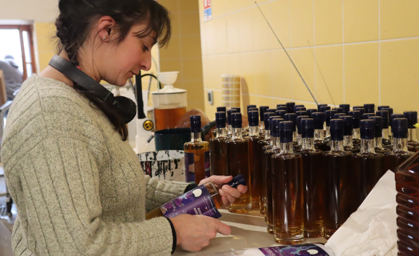 Marion Liogier en plein habillage des demoiselles maltées. 