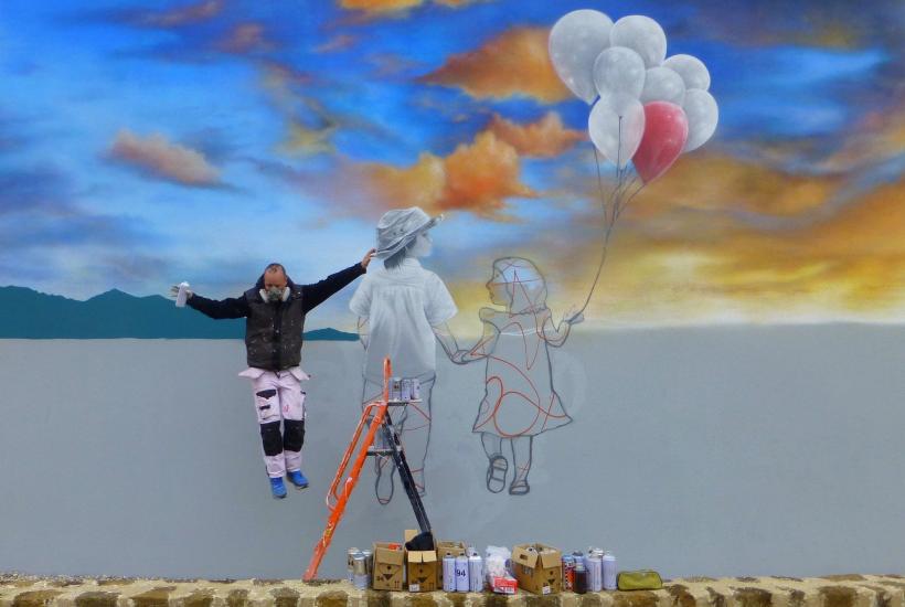 En 2019, Dege a graffé la façade de l'école La Coustette d'Aiguilhe.