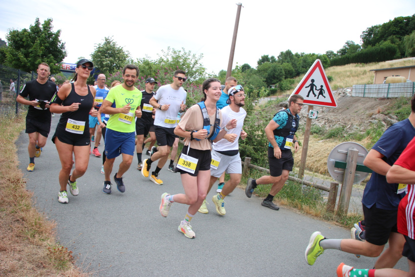 Les participants démarrent la course