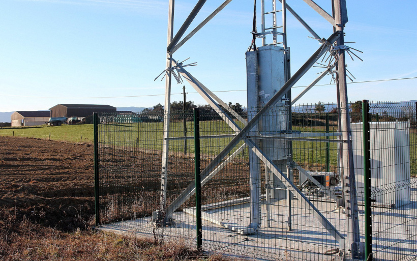 Environ 250 mètres s'éparent l'antenne d'Orange à l'exploitation du Coupet.