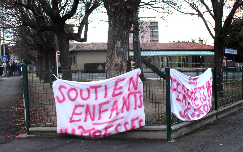 Les drapeaux de mobilisations devant l'école de Corsac à Brives-Charensac