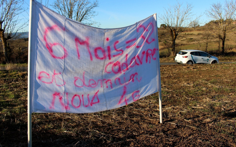 À quelques mètres de l'exploitation, un cri de désespoir a été planté. 