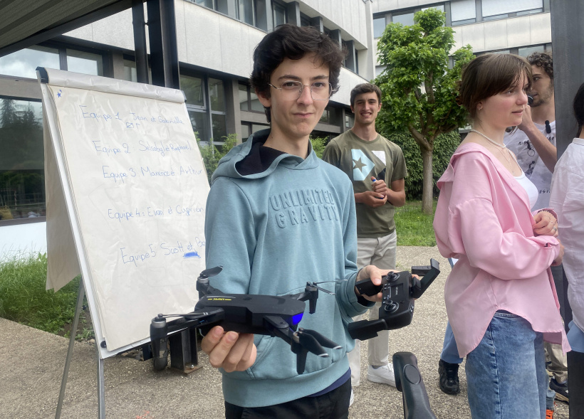Un des pilotes d'un projet "Drone", projet qui demande pléthore de compétences diverses.