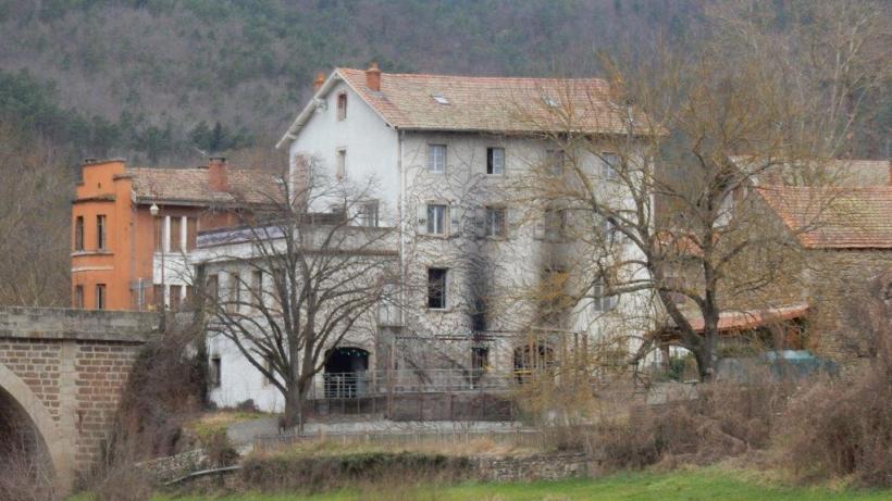 Dimanche, un feu s’est déclaré à l’Auberge du Pont Neuf à Lavoûte-sur-Loire. 