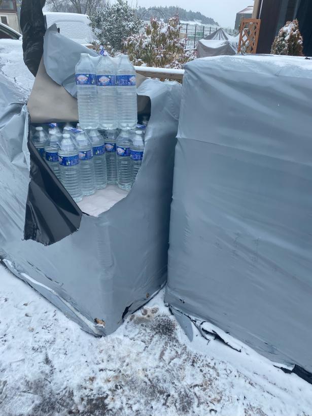 Des bouteilles d'eau sont distribués aux habitants de la commune. 