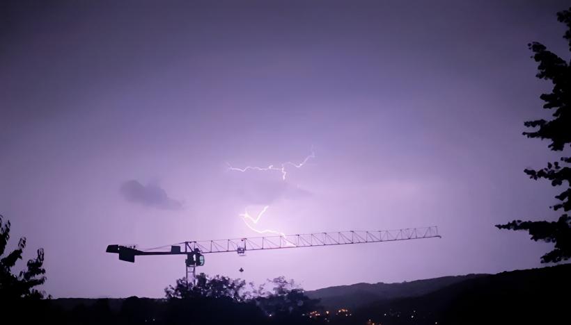 Un éclair à Brives-Charensac dans la nuit du 17 au 18 septembre 2023.