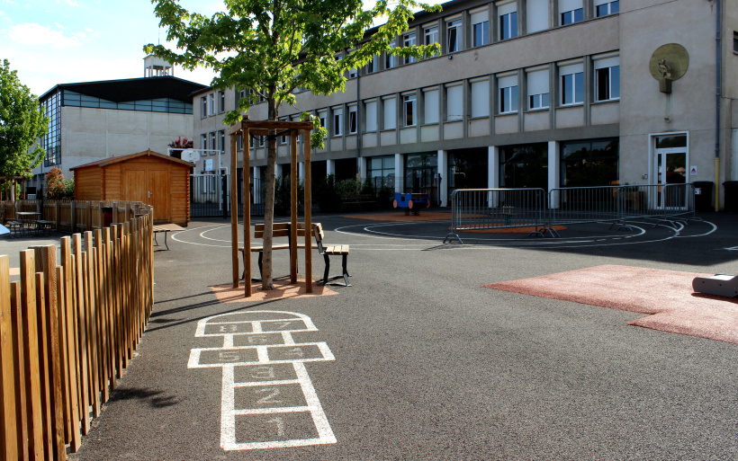 La cour de l'école Edith Piaf au Puy