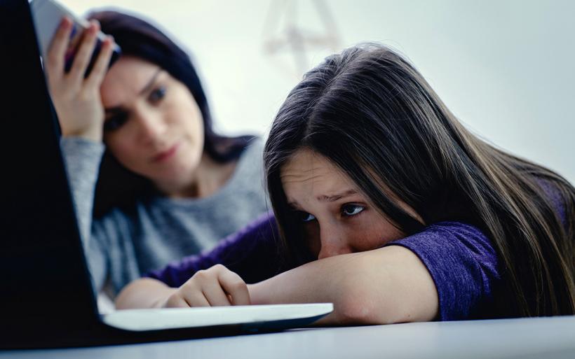 un enfant qui regarde un écran