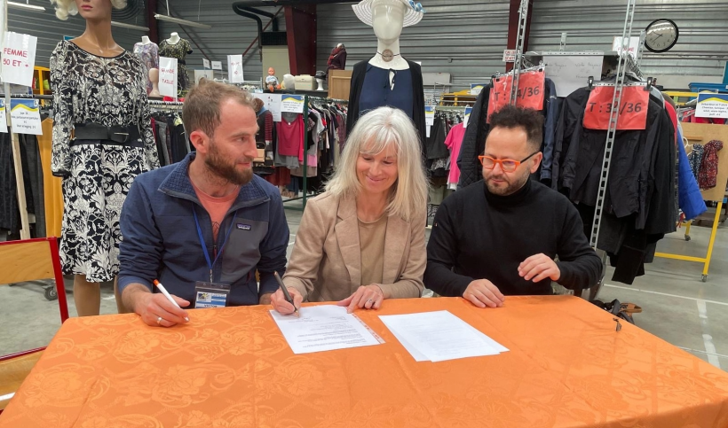 Signature de la convention entre la collecte ponote et Emmaüs