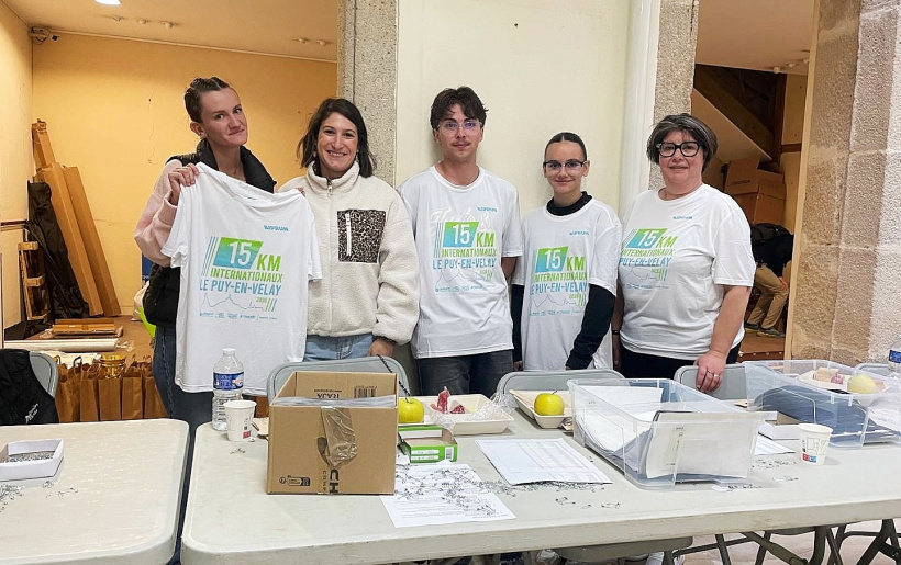 Les coureurs récupèrent leur dossards et les tee-shirt de cette édition