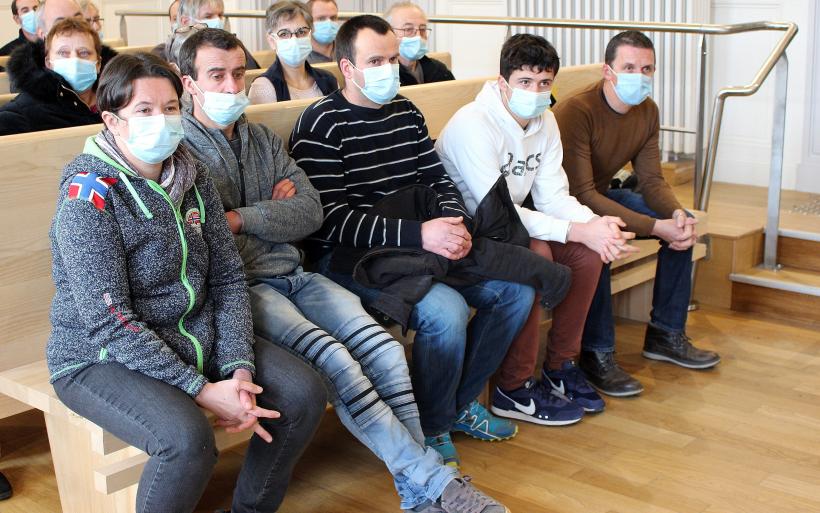 La famille Salgues lors d'une audience au Tribunal judiciaire du Puy-en-Velay.