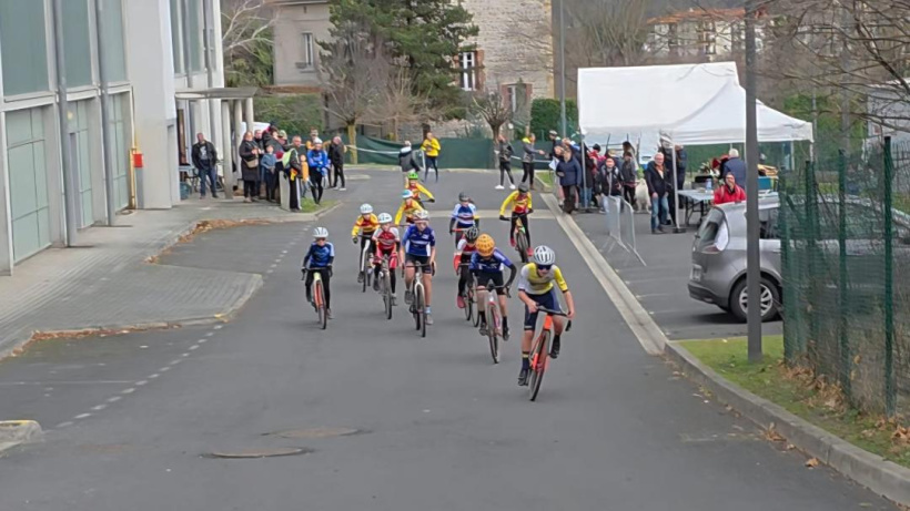 Les participants se disputent la première place sur le podium