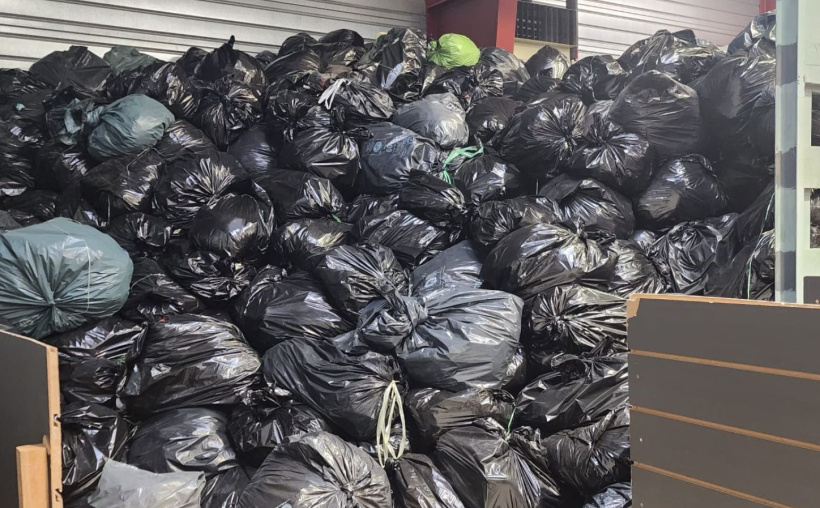 Des tonnes et des tonnes de vêtements tapissent tous les coins des locaux d'Emmaüs 43.