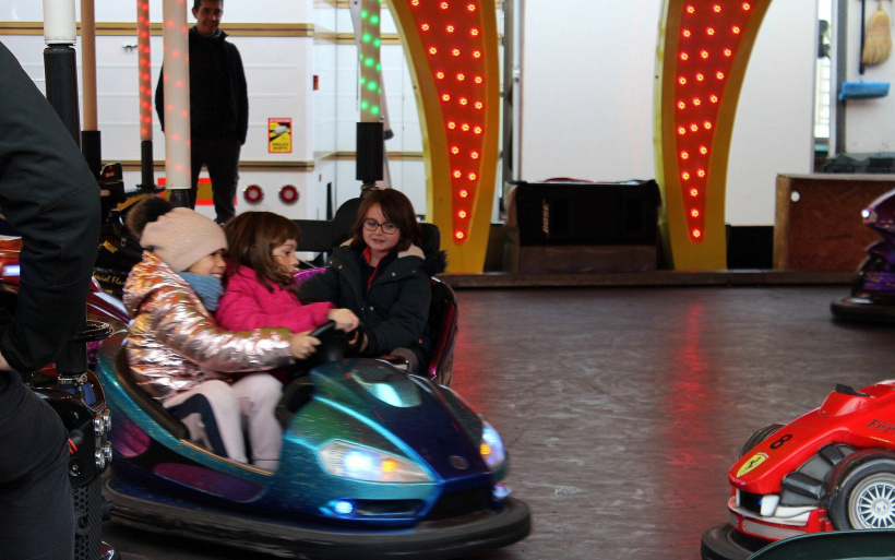 Des enfants dans une attraction d'auto-tamponneuses au Puy.