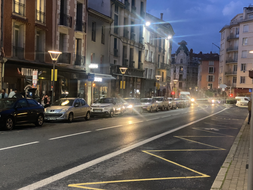 Les enseignes lumineuses peuvent rester allumer jusqu'à 1 h du matin, selon la loi.