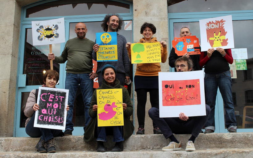 Une partie des membres de l'asso Jeunes Pousses devant le P'tit Café.