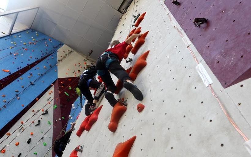 Le lycée Jean-Monnet détient à présent un mur d'escalade pensé par des grimpeurs aguerris.