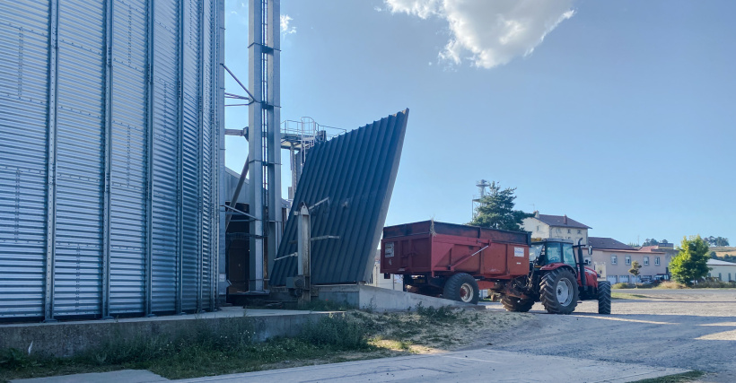 Les tracteurs s'enchîanent au silo de Landos