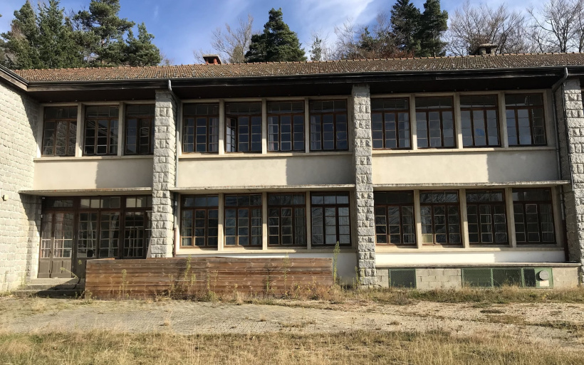 bâtiment des salles des classes du collège Cévenol au Chambon-sur-Lignon.