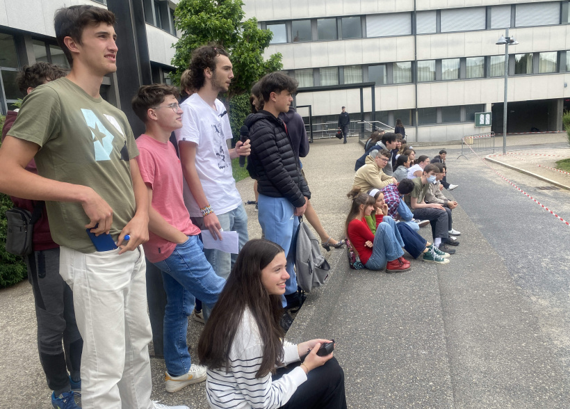Une partie de la fine équipe avec, en arrière plan, leurs supporters présents pour le show