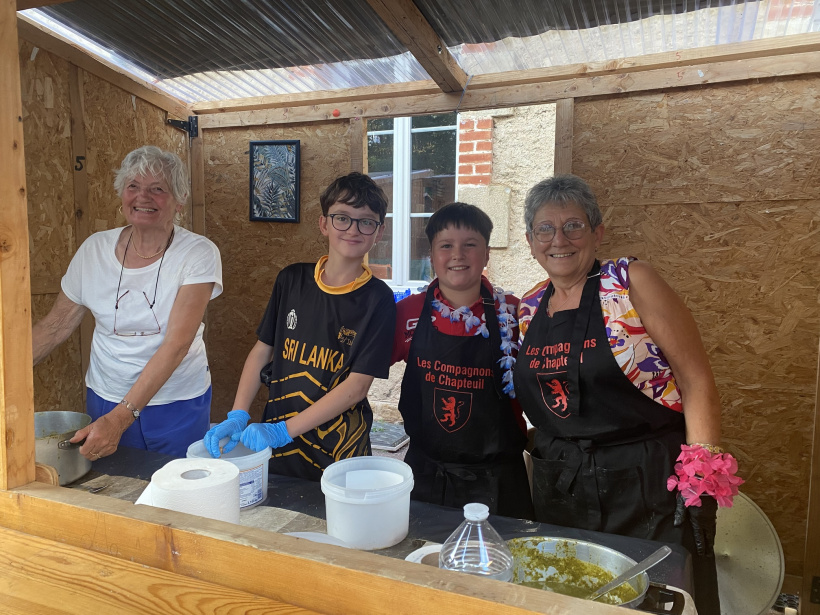 Petits et grands assurent la distribution