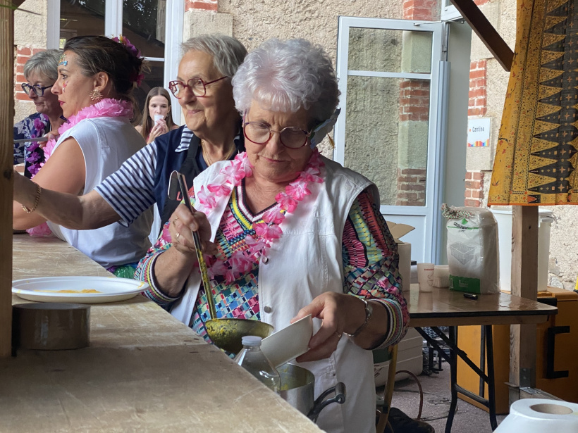 Les bénévoles font le service