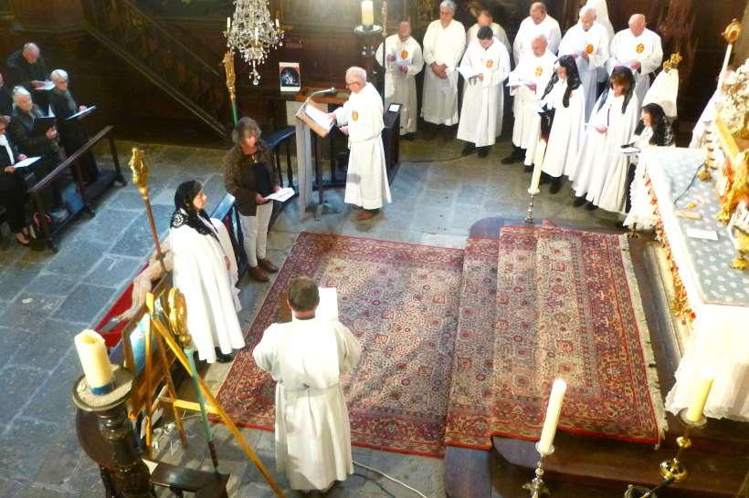 Catherine Russier rejoint la confrérie des Pénitents Blancs du Puy. 