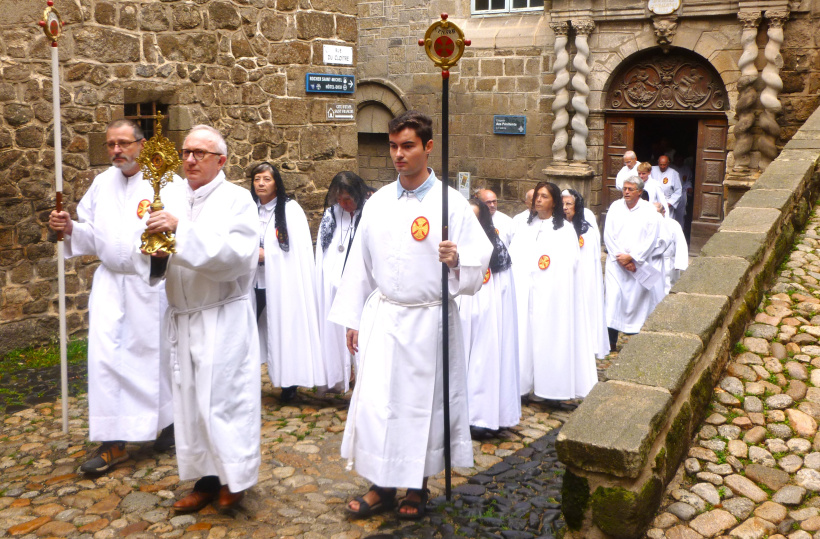 Les Pénitents Blancs vénèrent la Sainte Relique de la Vraie Croix. 