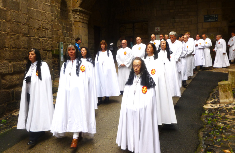 Les Pénitentes Blanches, en joie d'accueillir une nouvelle sœur à leurs côtés.