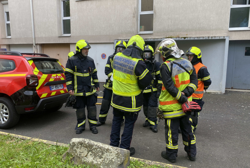 Le Commandant des opérations de secours en plein inventaire des caves à inspecter.