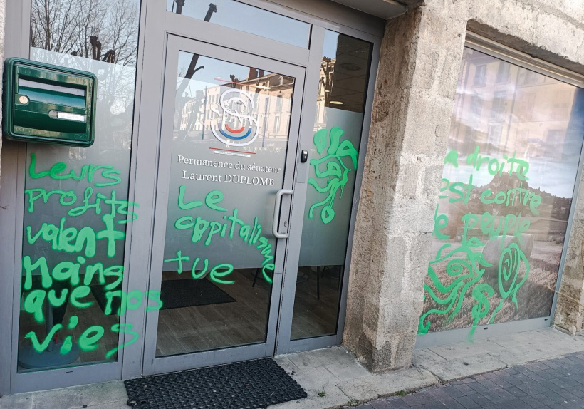 La permanence de Laurent Duplomb prise pour cible par des tags